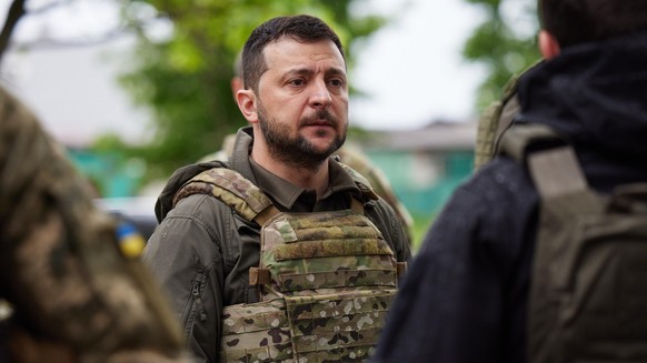 Nach heftiger Kritik an Meldeauflagen für Wehrpflichtige rüffelte der ukrainische Präsident Selenskyj die Militärführung.