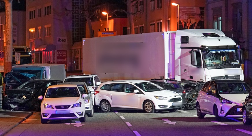 Ein Lastwagen ist im hessischen Limburg auf mehrere vor einer roten Ampel vor dem Landgericht stehende Fahrzeuge aufgefahren.