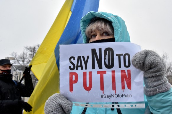 Eine Frau demonstriert in Kiew gegen die drohende russische Annexion.