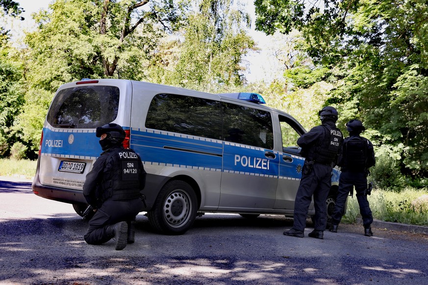 Einsatzkräfte am Montag im Einsatz in Königsbruck bei Dresden.&nbsp;