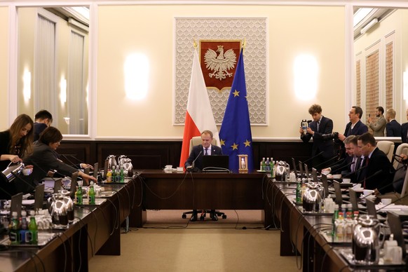 19.12.2023, Polen, Warschau: Donald Tusk (M), Ministerpr�sident von Polen, leitet die erste Sitzung seines Kabinetts im B�ro des Ministerpr�sidents. Die neue polnische Regierung tritt zusammen, um den ...