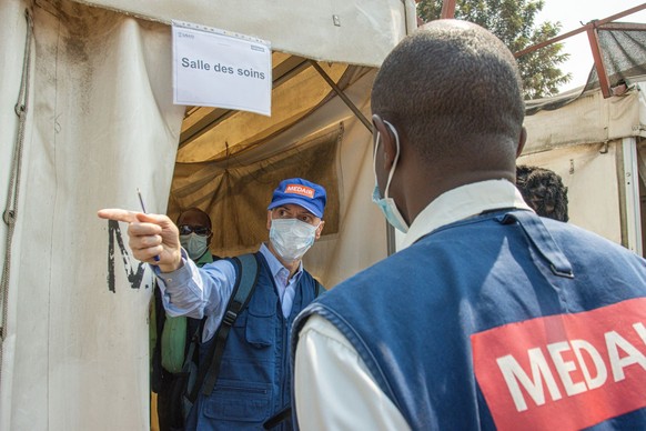 Gabriele Rossi (l.) von der NGO "Medair" unterstützt die Menschen im Kongo, um das Virus einzudämmen.