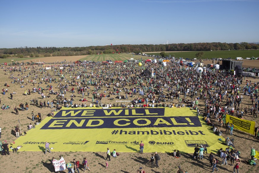 Mit Transparenten, Plakaten und Luftballons haben am Samstag (06.10.2018) mehrere Tausend Menschen am Hambacher Forst bei Koeln fuer mehr Klimaschutz und gegen Braunkohleabbau protestiert. Der Wald so ...