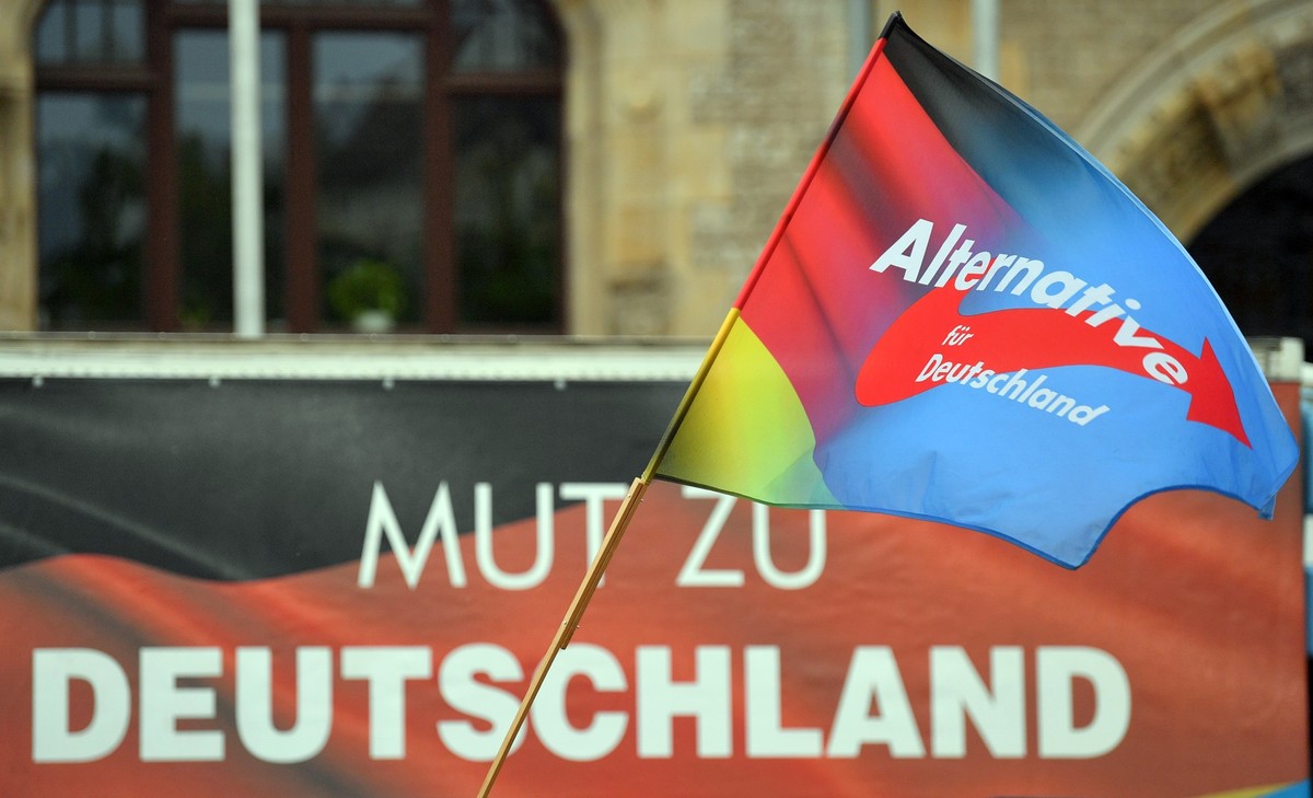 ARCHIV - 22.05.2020, Sachsen-Anhalt, Dessau-Ro�lau: Eine Fahne mit dem Parteilogo der AfD weht w�hrend einer Kundgebung der AfD Sachsen-Anhalt auf dem Marktplatz. (zu dpa: �AfD will �Stolz-Pass� in Sa ...