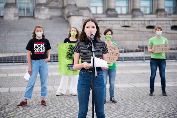 Christina Schliesky ist eine 17 Jahre alte Schülerin und Aktivistin aus dem Rheinland. Bei Fridays for Future beteiligt sie sich maßgeblich in der Presse- und Kampagnenarbeit auf Bundesebene und ist a ...