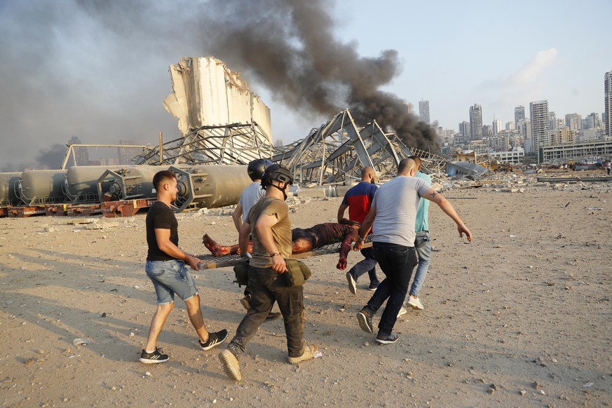 dpatopbilder - 08.01.2020, Libanon, Beirut: Rauch steigt nach einer Explosion über einem Gebäude am Hafen auf. Eine schwere Explosion erschüttert die Innenstadt von Beirut und beschädigte Gebäude. Es  ...