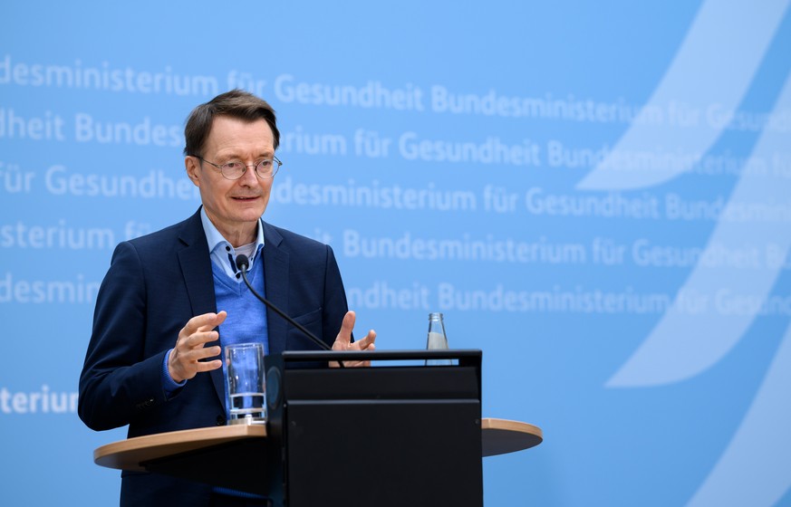 06.04.2022, Berlin: Karl Lauterbach (SPD), Bundesminister f