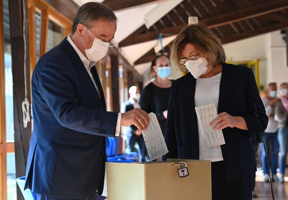 Armin Laschet, Bundesvorsitzender der CDU, Spitzenkandidat seiner Partei und Ministerpräsident von Nordrhein-Westfalen und seine Frau Susanne bei der Stimmabgabe zur Bundestagswahl.
