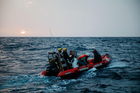 Zivile Helfende retten Menschen aus dem Mittelmeer.