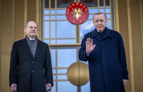 Bundeskanzler Olaf Scholz (SPD, l), nimmt neben Recep Tayyip Erdogan, Präsident der Türkei, am Empfang mit militärischen Ehren vor dem Präsidentenpalast teil. Es ist der Antrittsbesuch des Kanzlers be ...