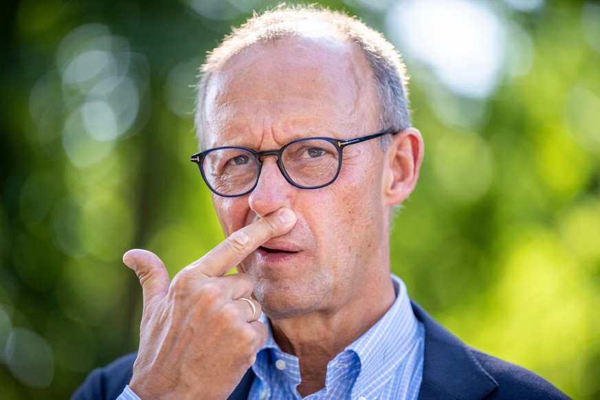 05.09.2024, Brandenburg, Neuhardenberg: Friedrich Merz, CDU-Bundesvorsitzender und CDU/CSU-Fraktionsvorsitzender im Bundestag, spricht vor Beginn der Klausurtagung des Geschäftsführenden Vorstands der ...