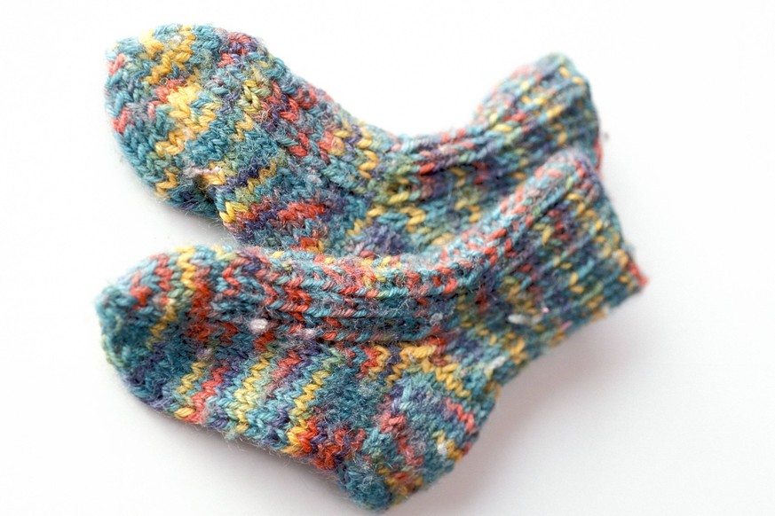 Bildnummer: 50054818 Datum: 15.06.2001 Copyright: imago/Niehoff
Kindersocken, Objekte; 2001, Symbol, Feature, Socke, Socken, Kindersocke, Wollsocke, Wollsocken, selbst gestrickt, gestrickt; , quer, K ...