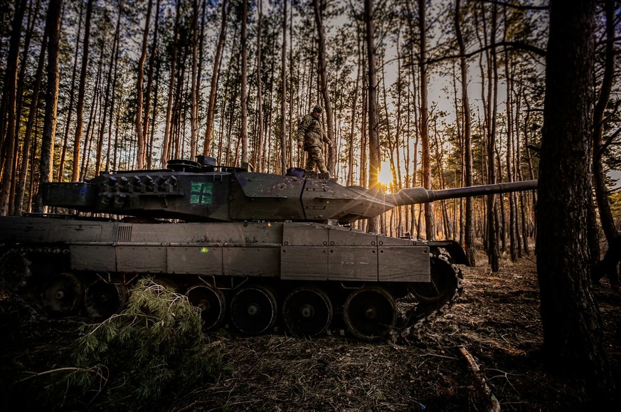 Leopard-2-A6 ** NUR FUeR REDAKTIONELLE ZWECKE ** EDITORIAL USE ONLY **&lt;p&gt;Ukrainische Soldaten stehen am Mittwoch 31. Januar 2024 vor einem Leopard-2-Panzer in der Oblast Donezk im Osten der Ukra ...