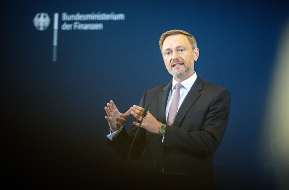 Christian Lindner (FDP), Bundesminister der Finanzen, nimmt an einem Pressestatement zum geplanten Sondervermögen der Bundeswehr teil.