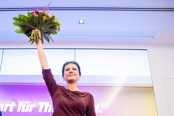 01.09.2024, Thüringen, Erfurt: Sahra Wagenknecht, Parteivorsitzende des Bündnis Sahra Wagenknecht (BSW), hält bei der Wahlparty des Bündnis Sahra Wagenknecht (BSW) im Dompalais einen Blumenstrauß in d ...