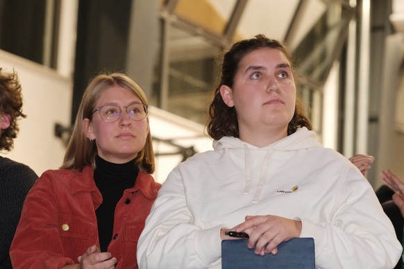 ARCHIV - 18.10.2024, Sachsen, Leipzig: Svenja Appuhn (l) und Katharina Stolla, bisherige Bundessprecherinnen der Grünen Jugend, sitzen beim Bundeskongress der Jugendorganisation im Saal. Bei der dreit ...