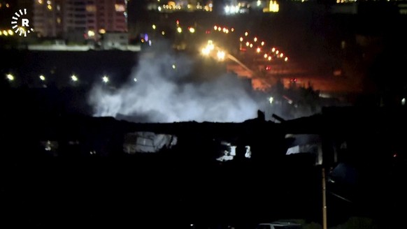 HANDOUT - 16.01.2024, Irak, Erbil: Dieses Bild aus einem von Rudaw TV zur Verfügung gestellten Video zeigt Rauch, der von einem Gebäude aufsteigt, das von einem Angriff getroffen wurde. Irans Revoluti ...