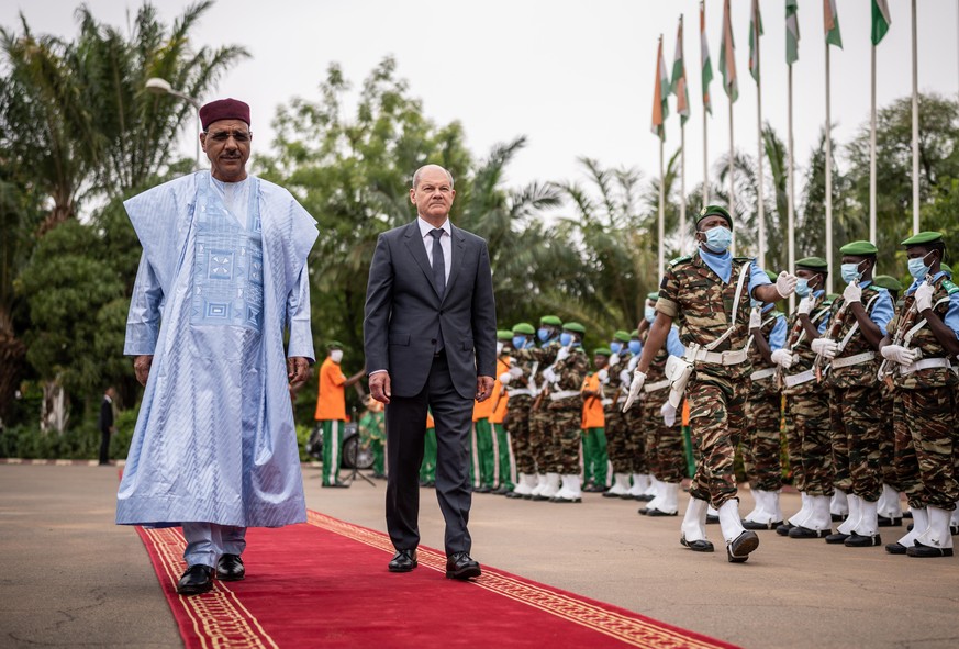 Bundeskanzler Olaf Scholz (SPD), wird von Mohamed Bazoum, Präsident der Republik Niger, mit militärischen Ehren am Präsidentenpalast begrüßt. Scholz hält sich auf seiner ersten Afrikareise als Kanzler ...