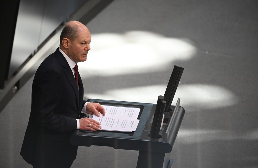27.02.2022, Berlin: Bundeskanzler Olaf Scholz (SPD) gibt zu Beginn der Sondersitzung des Bundestags zum Krieg in der Ukraine eine Regierungserkl