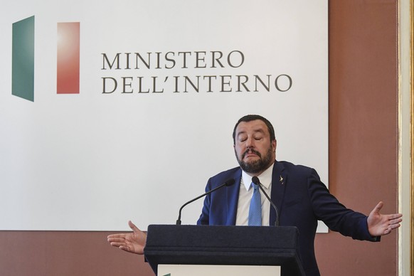 News Bilder des Tages Matteo Salvini interior minister visiting the Vasto district and meeting in the prefecture with the local institutional leaders of both the law enforcement and the mayor Luigi De ...