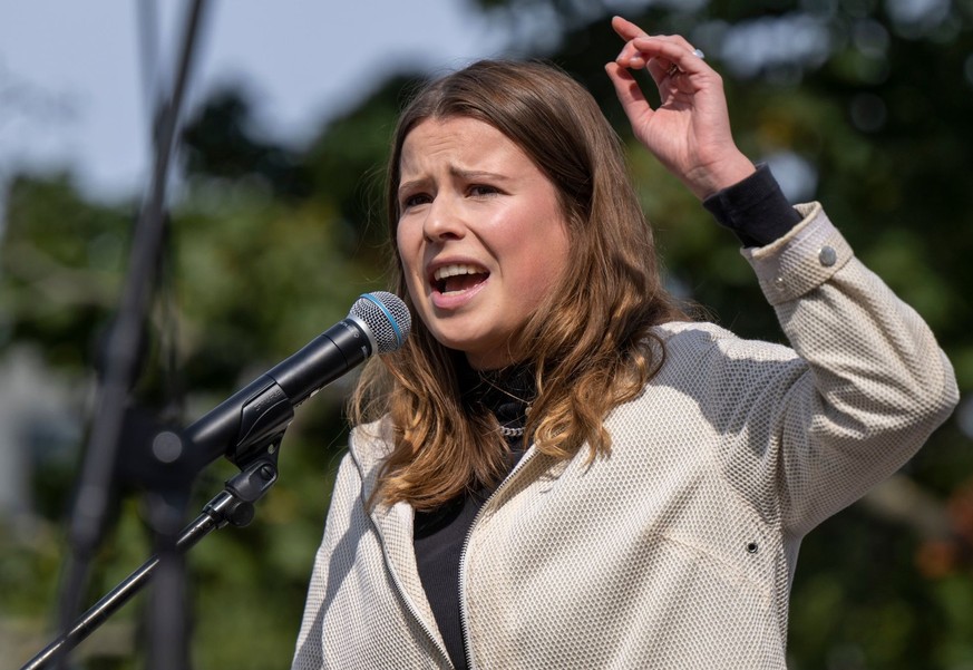 23.09.2022, Berlin: Klimaschutzaktivistin Luisa Neubauer spricht beim Klimastreik an die Teilnehmer. Die Klimaschutzbewegung Fridays For Future hat für diesen Freitag zu einem weltweiten Klimastreik a ...