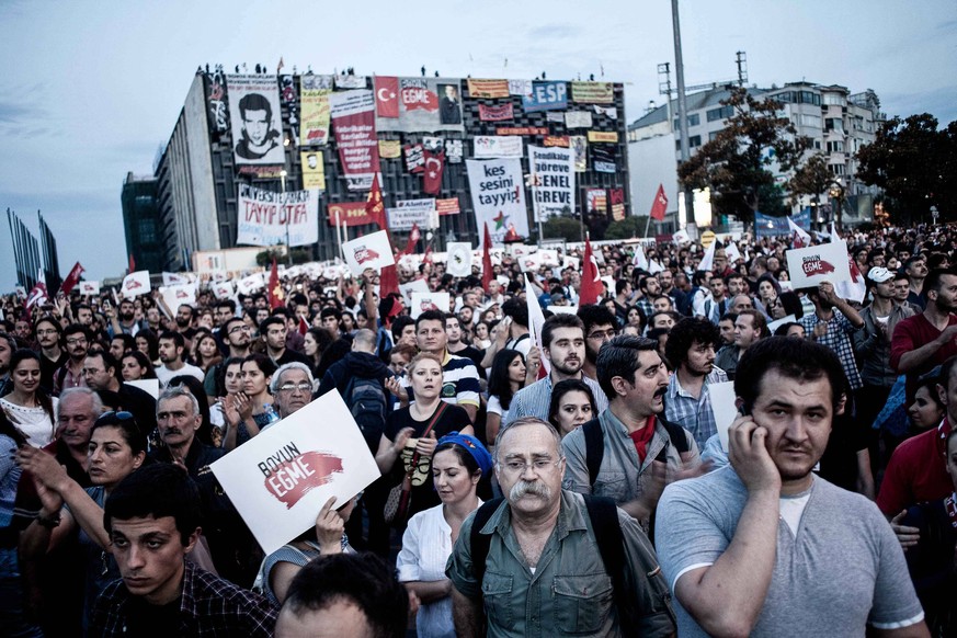 June 6, 2013 - Istanbul, Turkey - Anti Government protesters protest against the Erdogan s government. Thousands of protesters have continued to occupy Gezi Park in Istanbul for more than a week...The ...