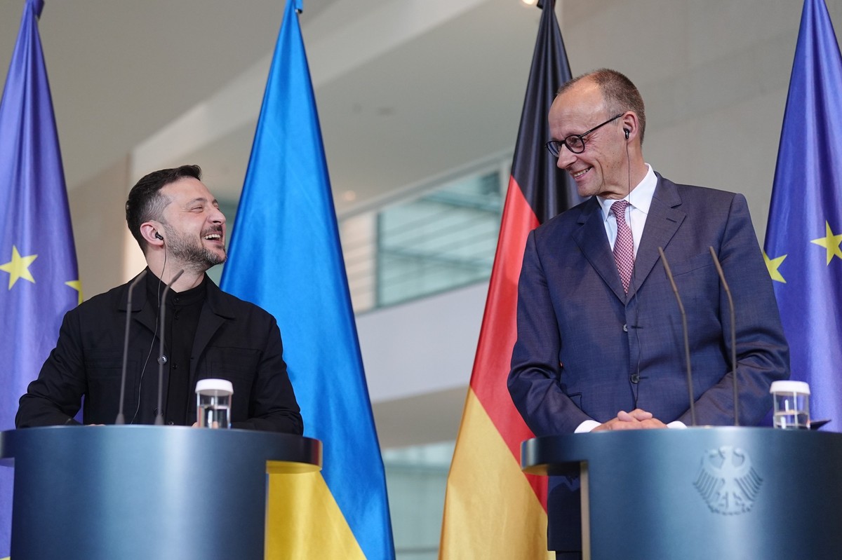 28.05.2025, Berlin: Wolodymyr Selenskyj (l), Präsident der Ukraine, und Bundeskanzler Friedrich Merz (CDU) geben im Bundeskanzleramt nach einem Treffen eine Pressekonferenz. Der ukrainische Präsident  ...
