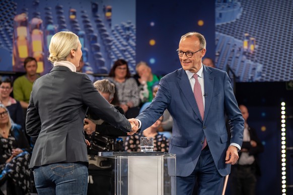 13.02.2025, Berlin: Friedrich Merz, Kanzlerkandidat und Vorsitzender der CDU, begrüßt Alice Weidel, Kanzlerkandidatin der AfD, in der ZDF-Sendung «Klartext». Bürgerinnen und Bürger haben in der Sendun ...