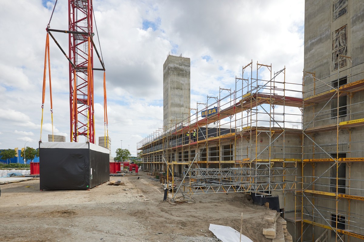 ARCHIV - 11.06.2024, Berlin: Blick auf ein Wohn-Modul (l) auf der Baustelle eines Zukunftsquartiers an der Landsberger Allee, wo nach Fertigstellung 3.000 Module 1.550 Wohnungen ergeben werden. F�r di ...