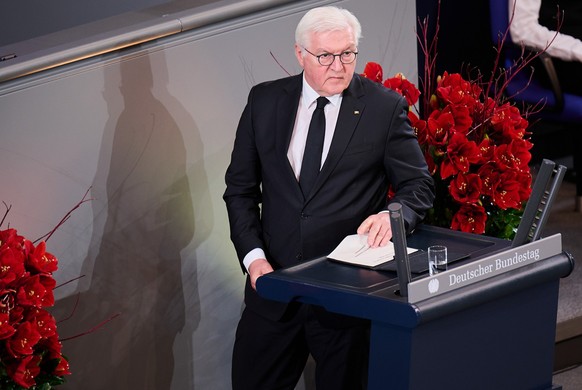 13.11.2022, Berlin: Bundespräsident Frank-Walter Steinmeier tritt bei der Gedenkveranstaltung am Volkstrauertag im Bundestag ans Rednerpult. Foto: Annette Riedl/dpa +++ dpa-Bildfunk +++