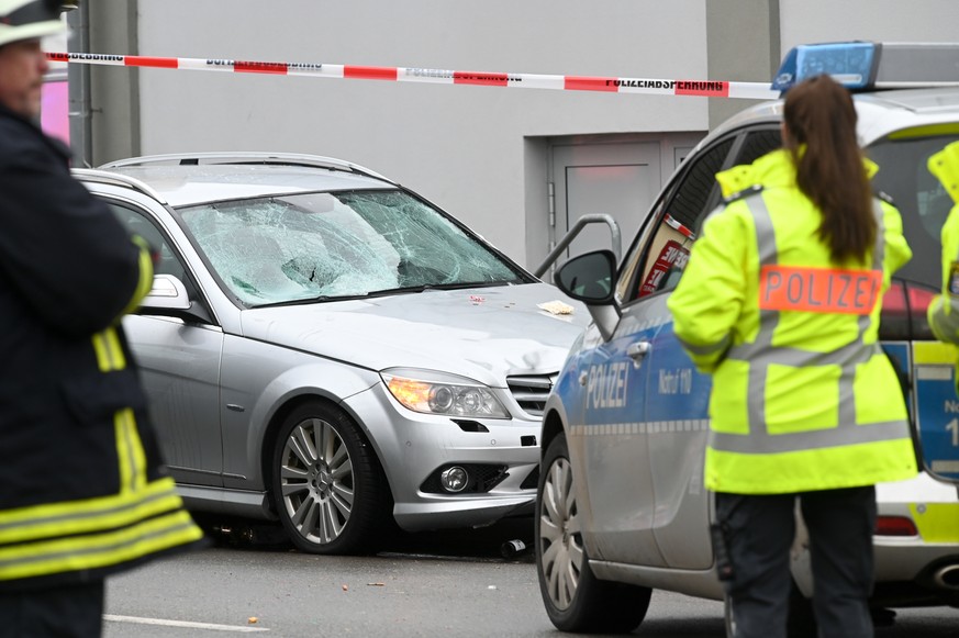 Die Unfallstelle in Volksmarsen mit dem Auto, das in einen Karnevalsumzug gerast sein soll.