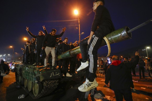 08.12.2024, Syrien, Damaskus: Syrer feiern die Ankunft von Oppositionskämpfern in Damaskus, Syrien. Foto: Omar Sanadiki/AP/dpa +++ dpa-Bildfunk +++