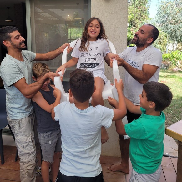 Aus glücklichen Tagen: Avihai mit seinen Kindern und Freunden in Israel.