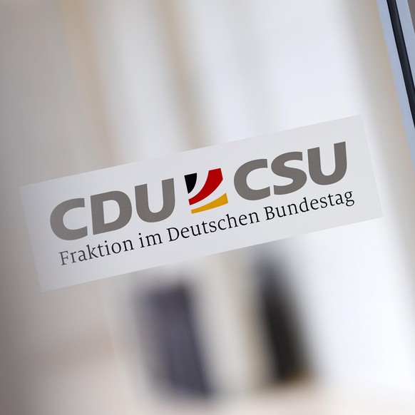 Hinweisschild auf die CDU/CSU-Fraktion im Deutschen Bundestag. Die Fraktion wird seit Wochen von einer Masken-Affäre gebeutelt. Die Immunität von mehreren Abgebordneten wurde aufgehoben. Es laufen Erm ...