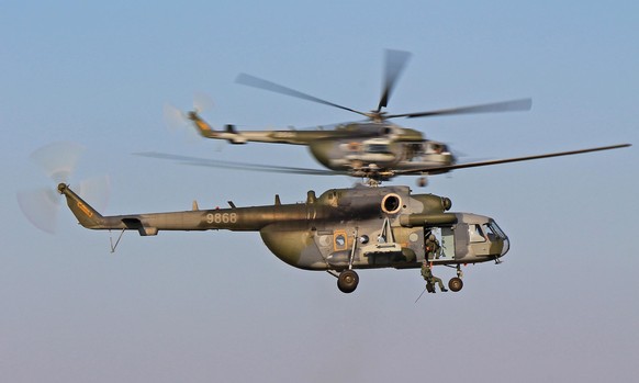 Zwei Helikopter vom Typ Mil Mi-171 der Czech Airforce bei einer Übung in Tschechien (Symbolbild).
