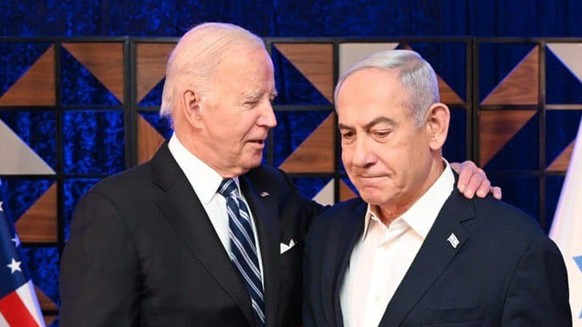 HANDOUT - 18.10.2023, Israel, Tel Aviv: Joe Biden (l), Präsident der USA, legt Benjamin Netanjahu, Ministerpräsident von Israel, bei ihrem Treffen die Hand auf die Schulter. Foto: Avi Ohayon/GPO/dpa - ...