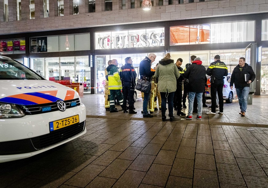 2019-11-29 20:43:45 DEN HAAG - Polizei in der Grote Marktstraat in Den Haag. Mehrere Personen wurden bei einem Stich verletzt. ANP SEM VAN DER WAL |
