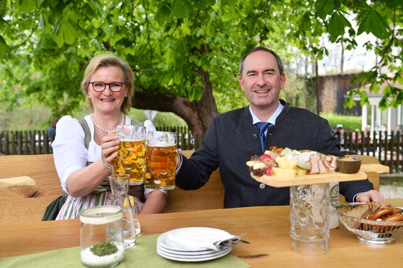 Manchmal wie die Karikatur eines Bayern: Hubert Aiwanger im Mai 2021, beim Prosit auf die Wiedereröffnung der Biergärten mit Angela Inselkammer, Präsidentin des Gastro-Verbands DEHOGA Bayern.    