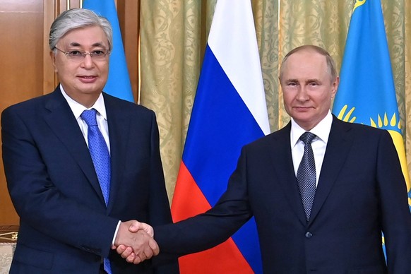 SOCHI, RUSSIA - AUGUST 19, 2022: Kazakhstan s President Kassym-Jomart Tokayev L and his Russian counterpart Vladimir Putin shake hands at a meeting at the Bocharov Ruchei residence. Kazakhstan Preside ...