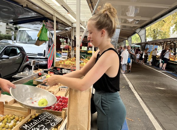 Auf dem Markt kauft Marie, was Saison hat – ganz ohne Verpackung.