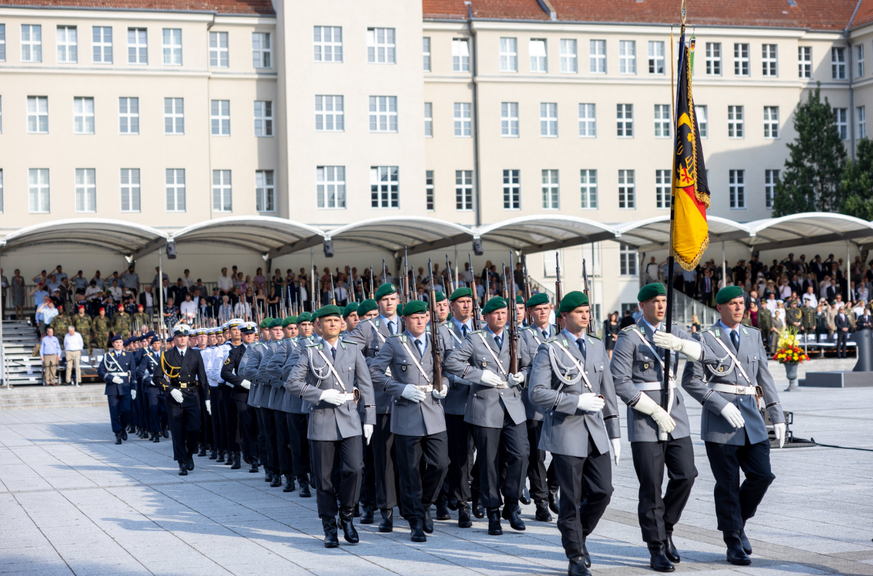 In langärmligem Outfit hielten einige Soldaten am heißesten Tag des Tages der Hitze nicht Stand.