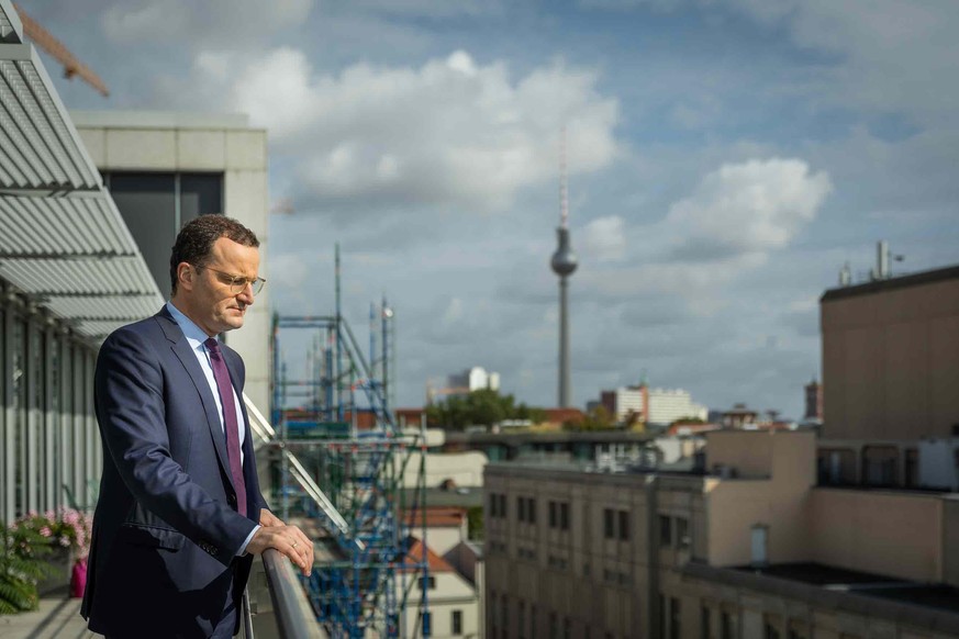 Jens Spahn auf einem Balkon des Bundesgesundheitsministeriums in Berlin. 