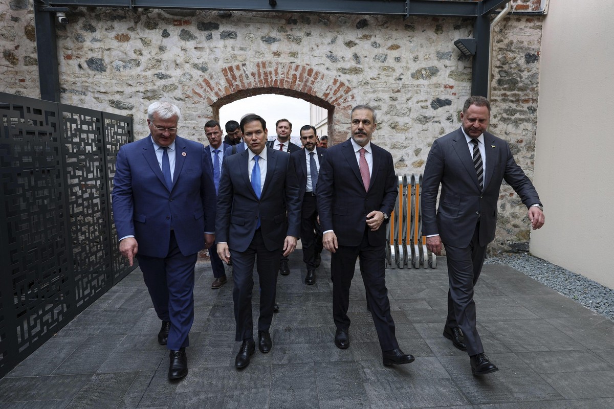 In this handout photo released by Turkish Foreign Ministry, from left, Ukraine&#039;s Foreign Minister Andrii Sybiha, U.S. Secretary of State Marco Rubio, Turkish Foreign Minister Hakan Fidan and Ukra ...