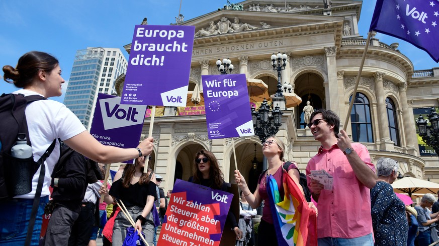 Unterstützer der Partei Volt vor der Europawahl 2019 in Frankfurt am Main. 