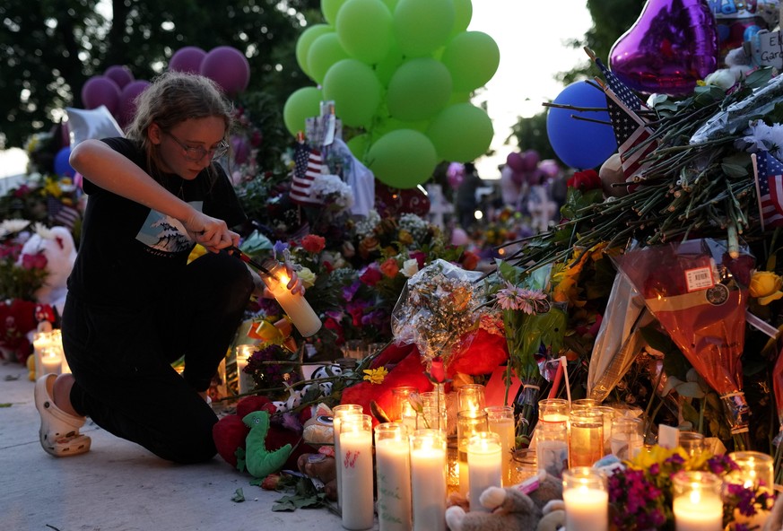 (220529) -- UVALDE, May 29, 2022 (Xinhua) -- A woman mourns for victims of a school mass shooting at Town Square in Uvalde, Texas, the United States, May 28, 2022. At least 19 children and two adults  ...