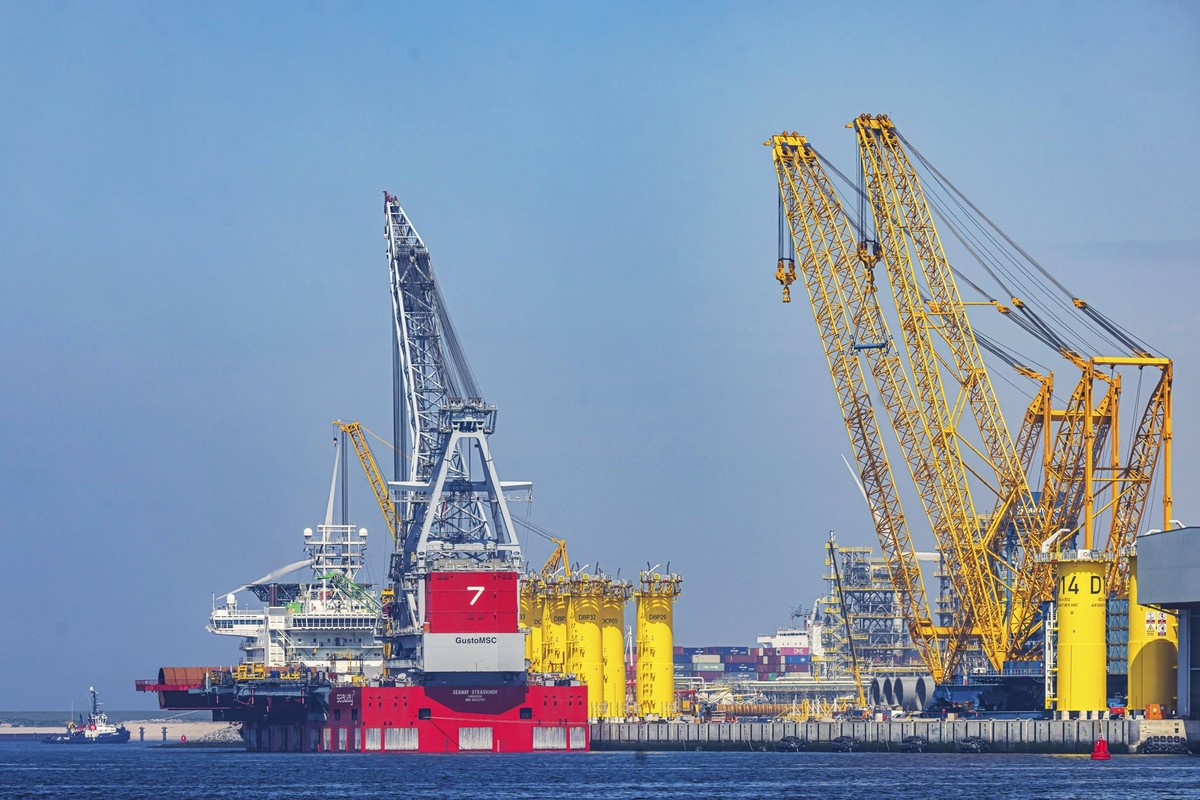 Kranschiff Seaway Strashnov. Im Heckbereich befindet sich ein Kran, der 5.000 Tonnen heben kann. SIF Offshore Foundations, Produktion von Monopiles für Offshore Windanlagen. Fundamente für Windkraftan ...