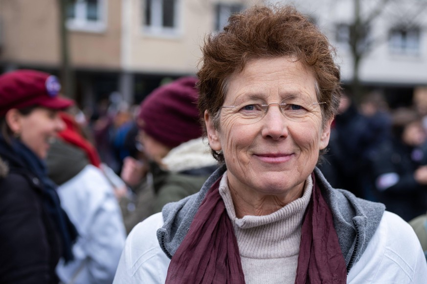 News Bilder des Tages Rund 400 Menschen sind am Samstag 26.01.2019 in Giessen fuer eine Streichung des Strafrechtsparagrafen 219a auf die Strasse gegangen Foto: Giessener Aerztin Kristina Haenel H