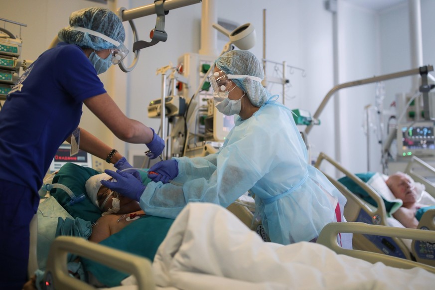 MOSCOW, RUSSIA - JULY 14, 2020: Nurses and patients at an intensive care unit of the Pirogov First City Clinical Hospital. The COVID-19 facility opened at the hospital completed work and after carryin ...