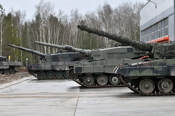 13.02.2023, Polen, Swietoszow: Leopard-Panzer stehen auf einem Milit