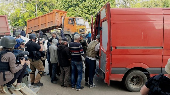 Mit dem Van werden Hilfsgüter in Lyssytschansk ausgeliefert. Die Menschen stehen Schlange.